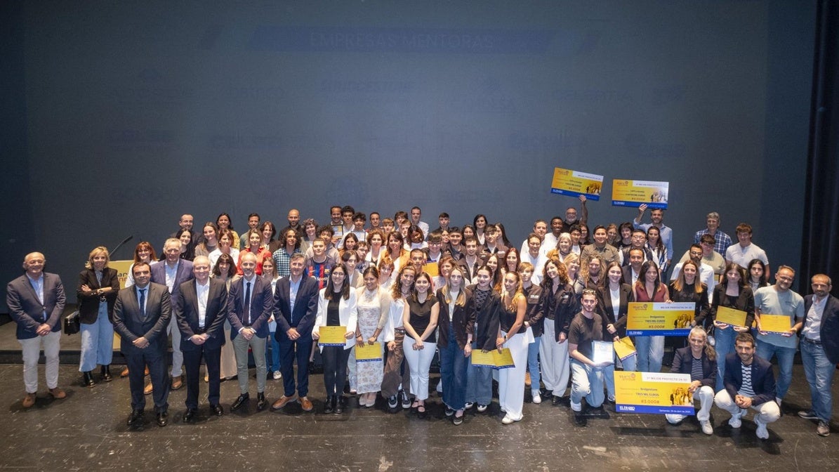 Foto de familia de participantes, organizadores y patrocinadores.