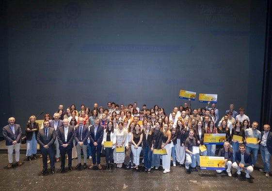 Foto de familia de participantes, organizadores y patrocinadores.