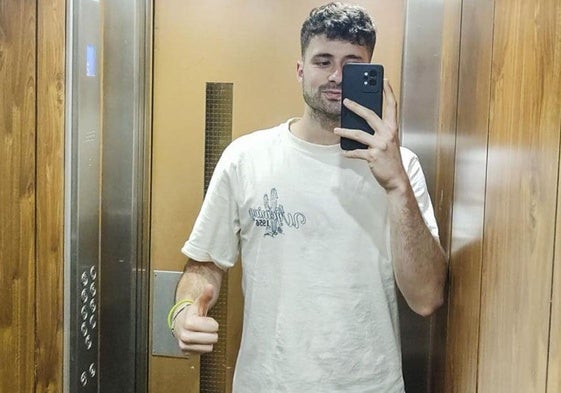 Marcos Arce se hace una foto en el ascensor donde quedó atrapado el lunes.