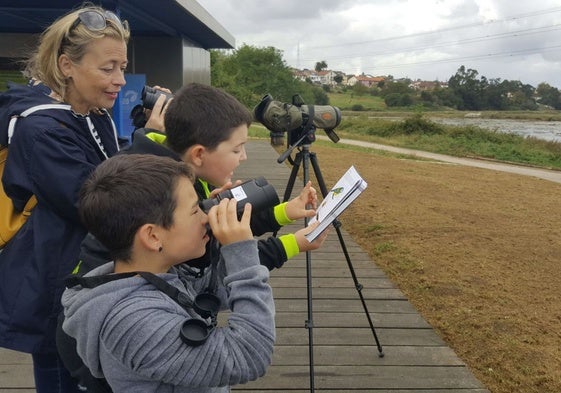 Una familia realiza una actividad para conocer las aves.