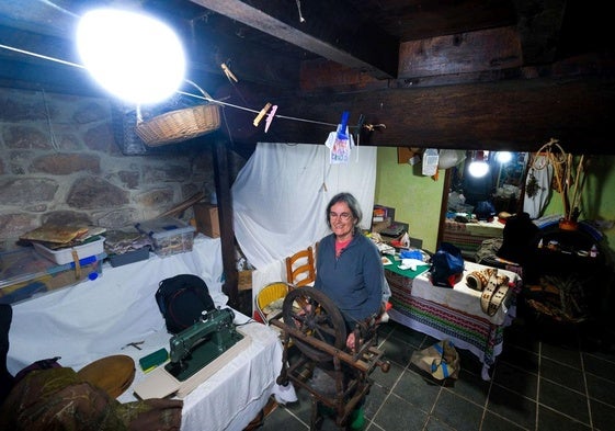 Cari Callejo, conocida hilandera de la zona y vecina de San Vicente del Monte, en su taller textil, donde la luz no se fue pese al apagón general en la Península