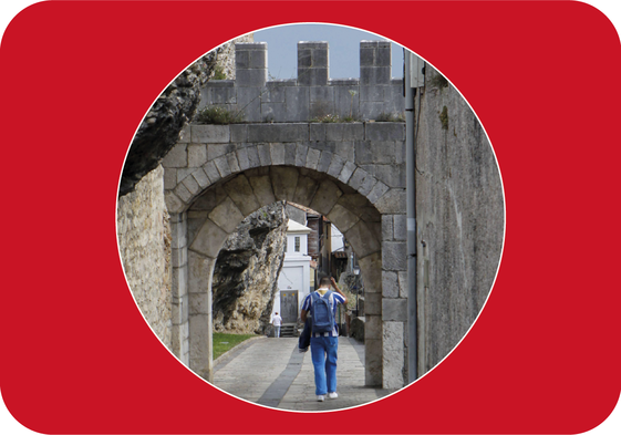 Detalle de la Puerta de Santander, en San Vicente de la Barquera.
