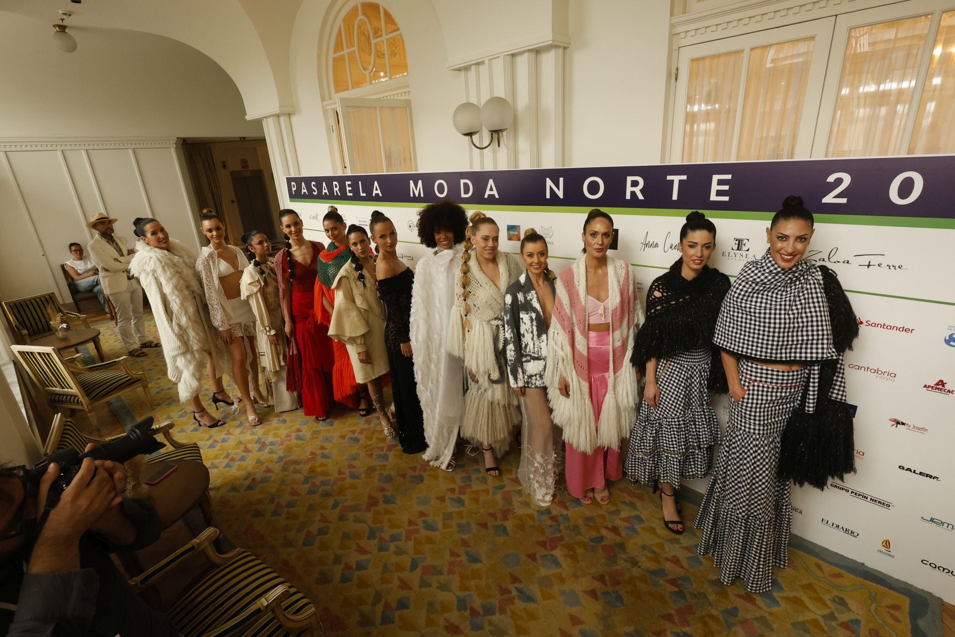 Las modelos que han participado en Moda Norte. De izquierda a derecha, Lucila Fernández, Sandra Jara, Alex Luna, Alejandra León, Abbie Potter, Angiely Pérez, María Pardo, Catalina Castaño, Adela Pirvu, Vanessa Martínez, Sandra Veiga, Paula Díaz y María Clara García.