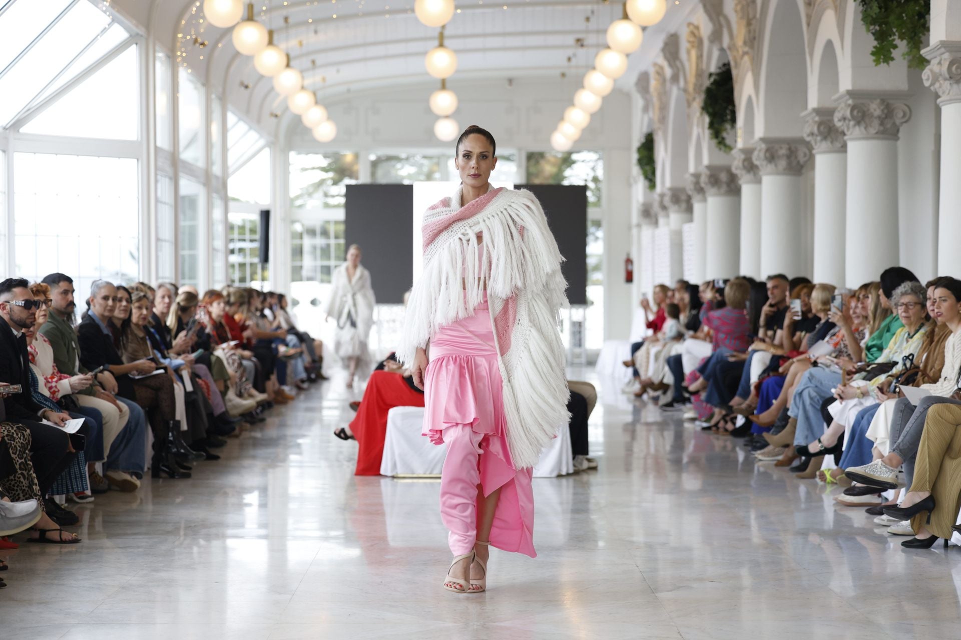Sandra Veiga con un diseño de Anna Cuevas.