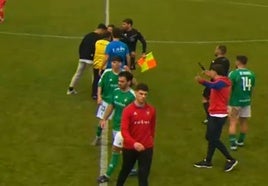 Momento en el que 'Miguelín', en la parte superior de la imagen, propina el cabezazo al colegiado del partido.