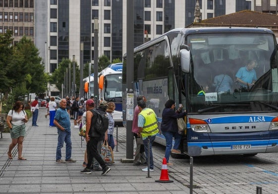 Un grupo de usuarios, el verano pasado, se sube a un autobús en Santander por el corte ferroviario que se prolongó durante todo agosto.