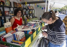 Los primeros visitantes curiosearon entre las casetas hasta encontrar los libros que buscaban entre una variada oferta.
