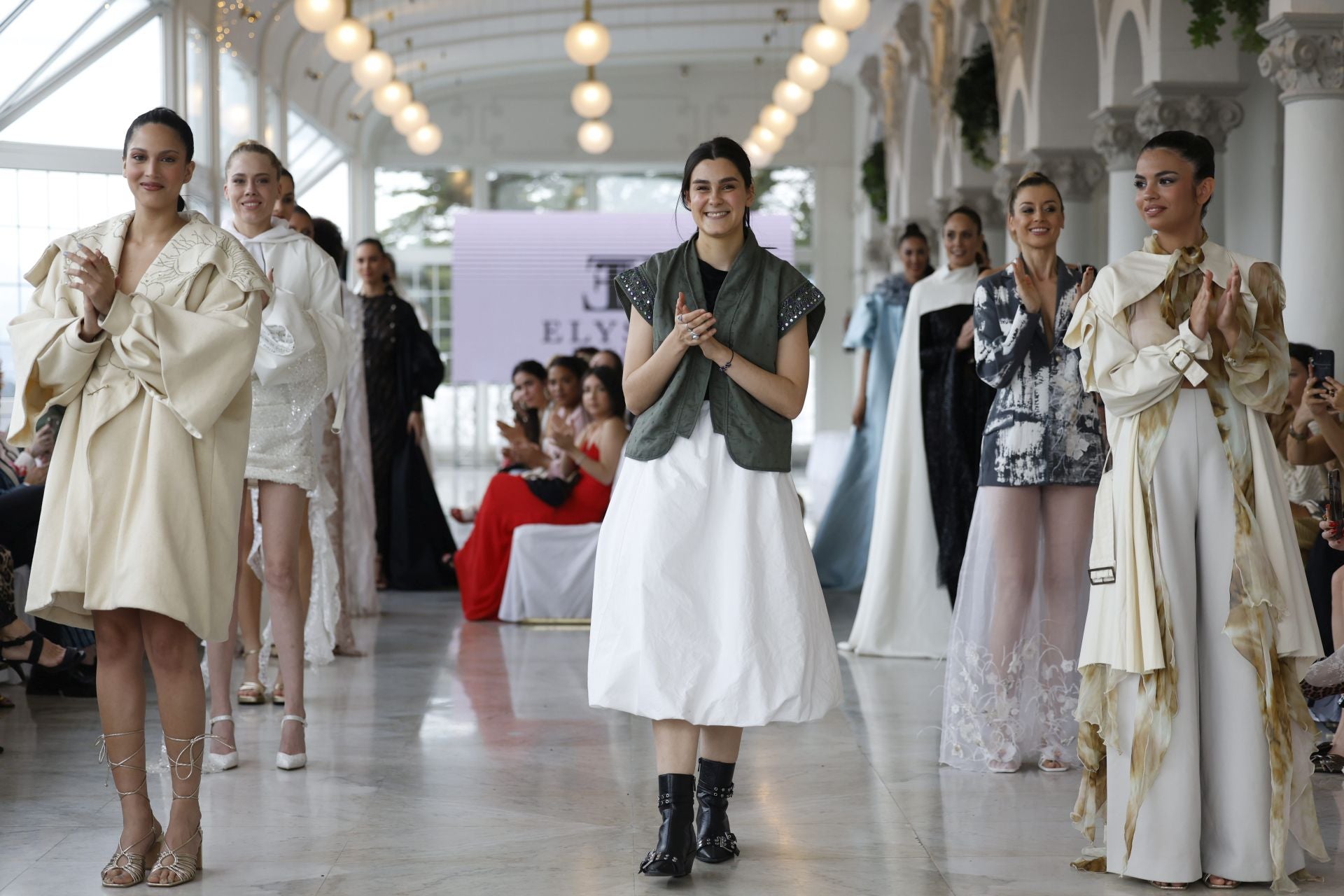 La diseñadora vitoriana Eva Gómez, tras el desfile de la colección de su firma Elysea Studio con la que se ha llevado el premio ex aequo a la Mejor Colección.