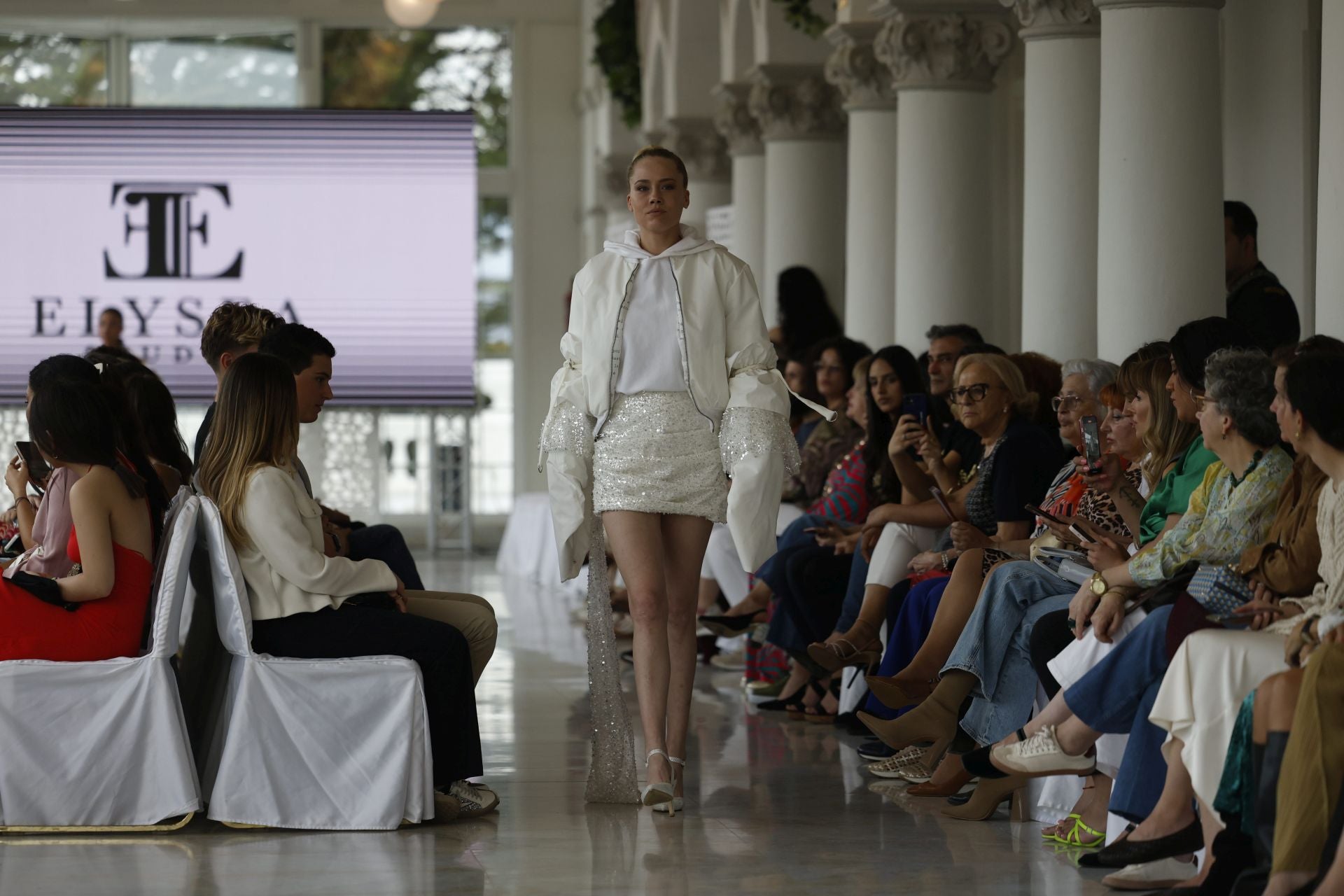 Adela Pirvy con un diseño de Elysea Studio,