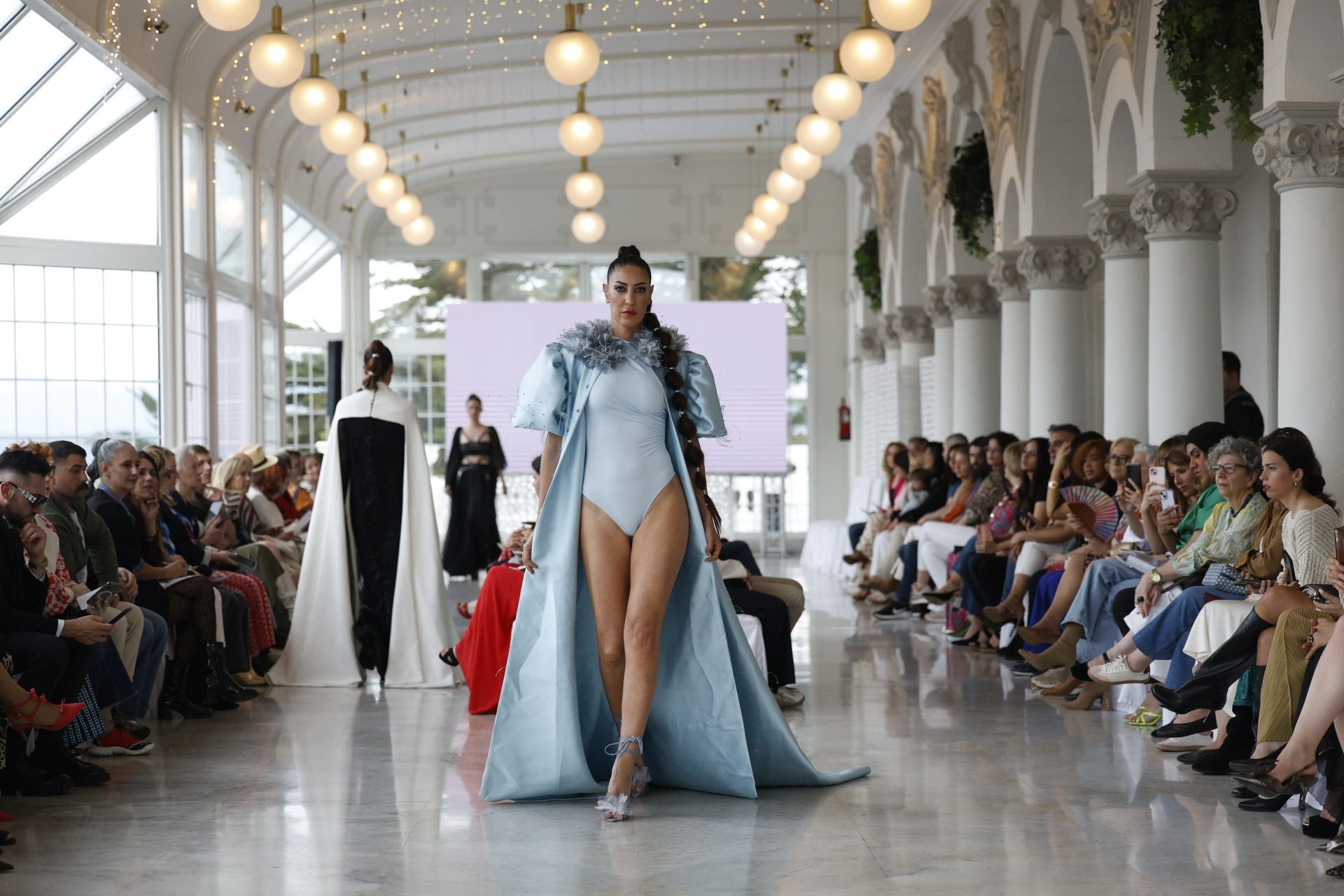 María Clara García con abrigo de Elysea Studio.