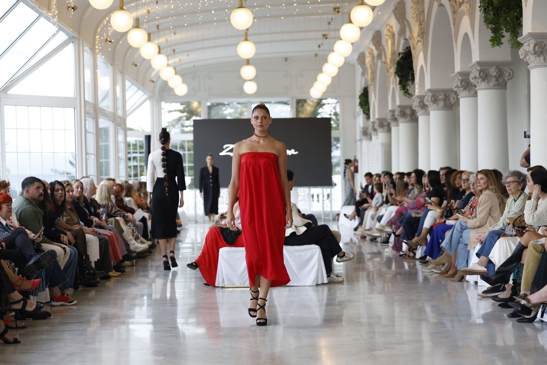 Abbie Potter durante el desfile de la diseñadora vizcaína Zaloa Ferreiro, que presentó la colección Amama con la que ha rendido un homenaje a su abuela modista.