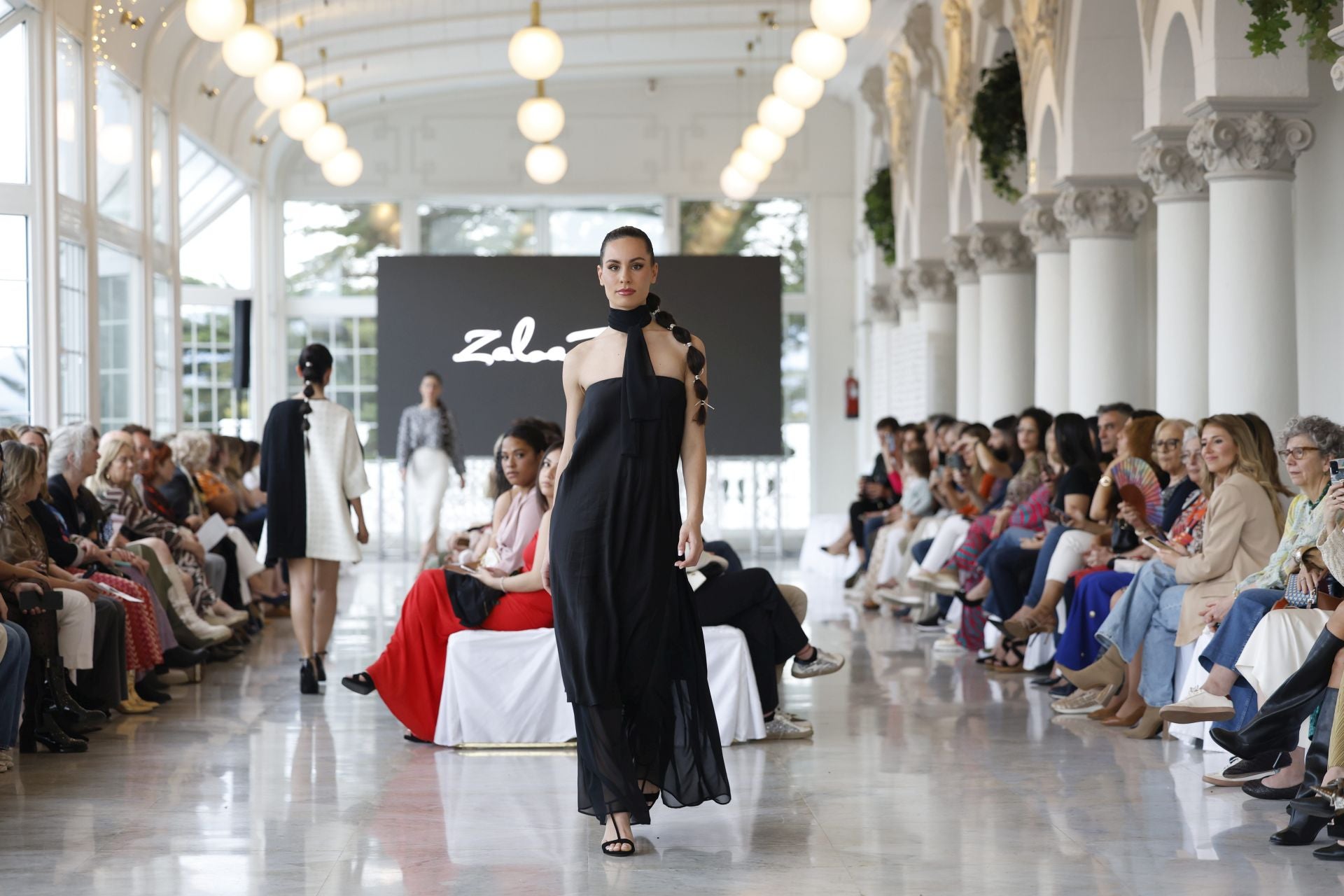 Alejandra León con un vestido de la diseñadora vizcaína Zaola Ferreiro para su firma Zaola Ferre.