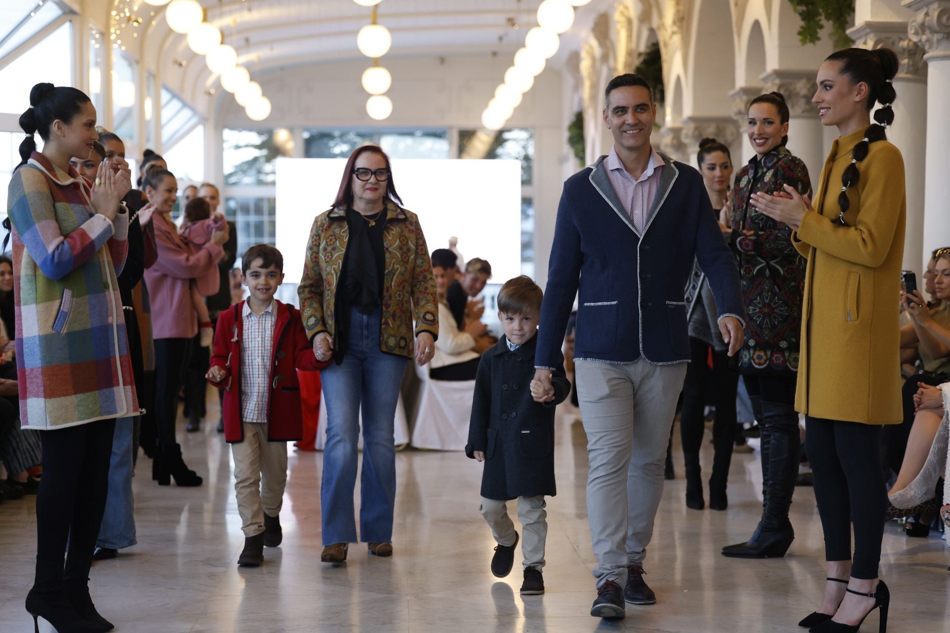 Los hermanos Manoli y Raúl Escudero, de la firma zamorana Marae, salieron a saludar tras su desfile con los pequeños César Isa y Mateo Fernández-Murueta. 