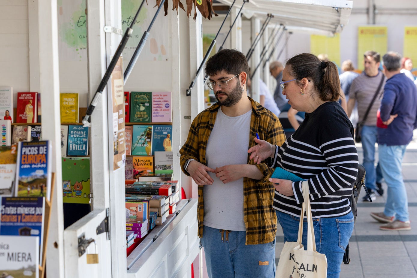 La feria del libro de Torrelavega celebra este año su octava edición