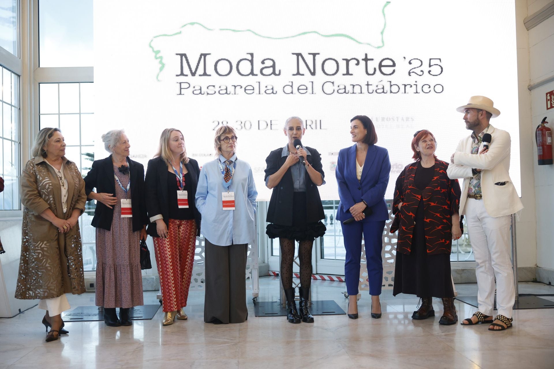 Los miembros del jurado que han elegido a la Mejor Colección de Moda Norte. De izquierda a derecha, la periodista África Fernández; la patronista Mercedes Escobedo; la experta en moda Noemí Moreno; la estilista Azucena Fernández; la periodista Leticia Mena; la alcaldesa Gema Igual, la presidenta de la Asociación de Creadores de Cantabria, María José Pereda de Castro; y el director de la pasarela, José Luis Callejo.