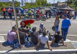 Concentración en la fábrica de Puente San Miguel, este miércoles 30 de abril.