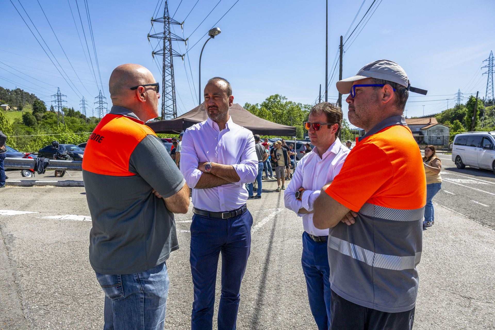 El alcalde de Torrelavega habla con representantes de los trabajadores concentrados este miércoles