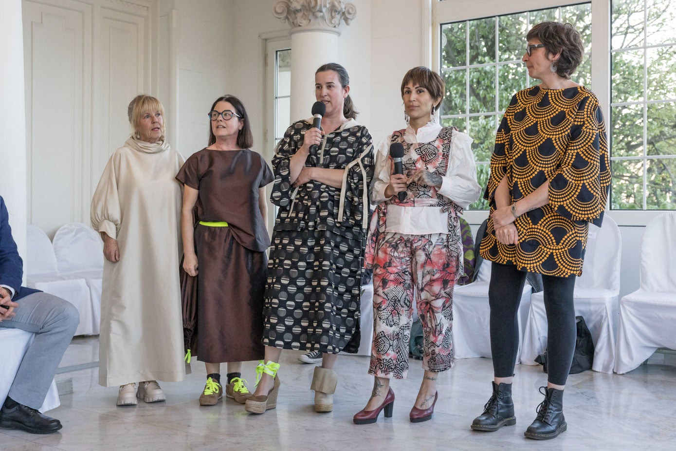 Hebha Laguillo y Shirley Enekaritz con tres de sus alumnas de confección de moda 