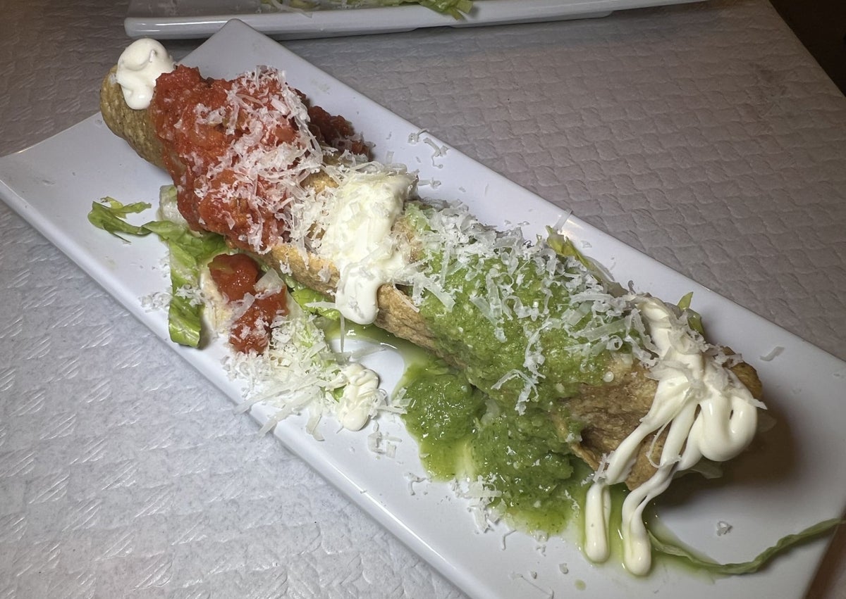 Imagen secundaria 1 - Tacos de carnitas, flauta de pollo y tostada de ceviche de corvina.
