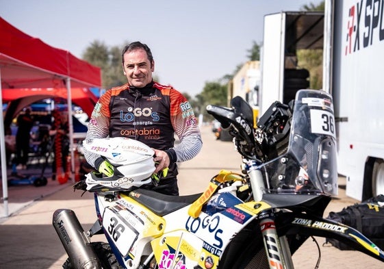 Ricardo Lastra, con su moto, antes de tomar la salida en una de las pruebas de preparación para el Dakar.
