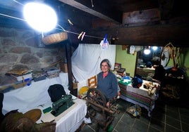 Cari Callejo, conocida hilandera de la zona y vecina de San Vicente del Monte, en su taller textil, donde la luz no se fue pese al apagón general en la Península
