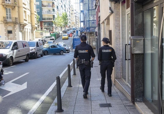 Dos policías nacionales en las calles de Santander.