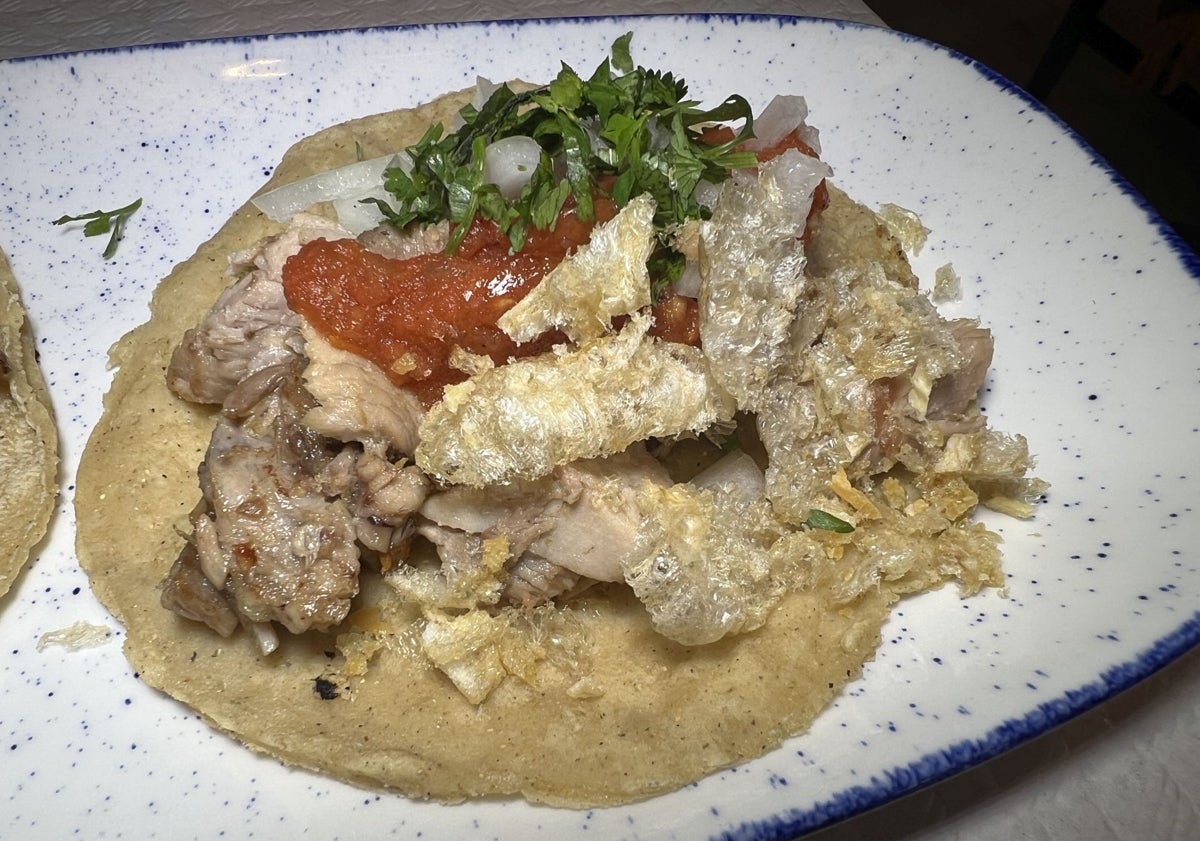 Imagen principal - Tacos de carnitas, flauta de pollo y tostada de ceviche de corvina.