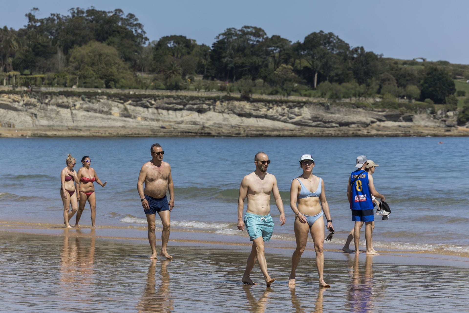 La orilla de El Sardinero, de bote en bote de gente yendo de una playa a otra