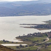 Vista aérea del pantano del Ebro, en cuya superficie se habíaproyectado un gran parque fotovoltaico flotante.