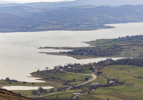 Vista aérea del pantano del Ebro, en cuya superficie se habíaproyectado un gran parque fotovoltaico flotante.