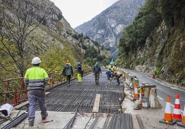 Trabajadores construyen uno de los voladizos.