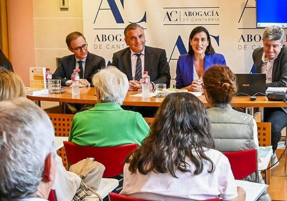 Desde la izquierda, Josu de Miguel, profesor de Derecho Constitucional de la UC; Carlos Pérez, decano del Colegio de la Abogacía de Cantabria; Gema Igual, alcaldesa de Santander; y Francisco Sierra, autor del libro, durante el acto.