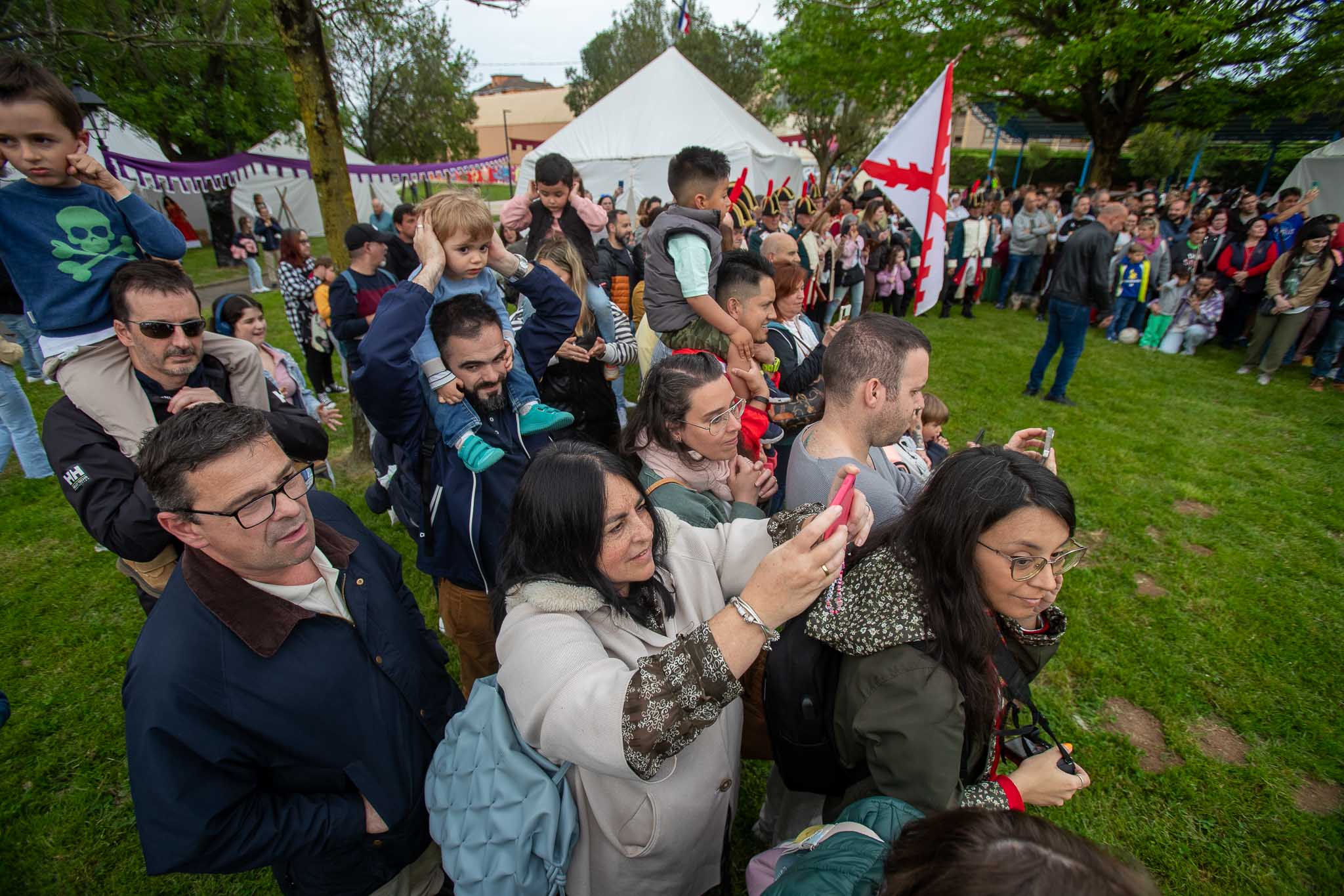 Cientos de familias acudieron a la primera jornada del homenaje. 