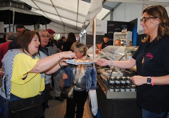 Degustación de anchoas  en la carpa instalada en Santoña y galería de fotos de la inauguración de la feria.