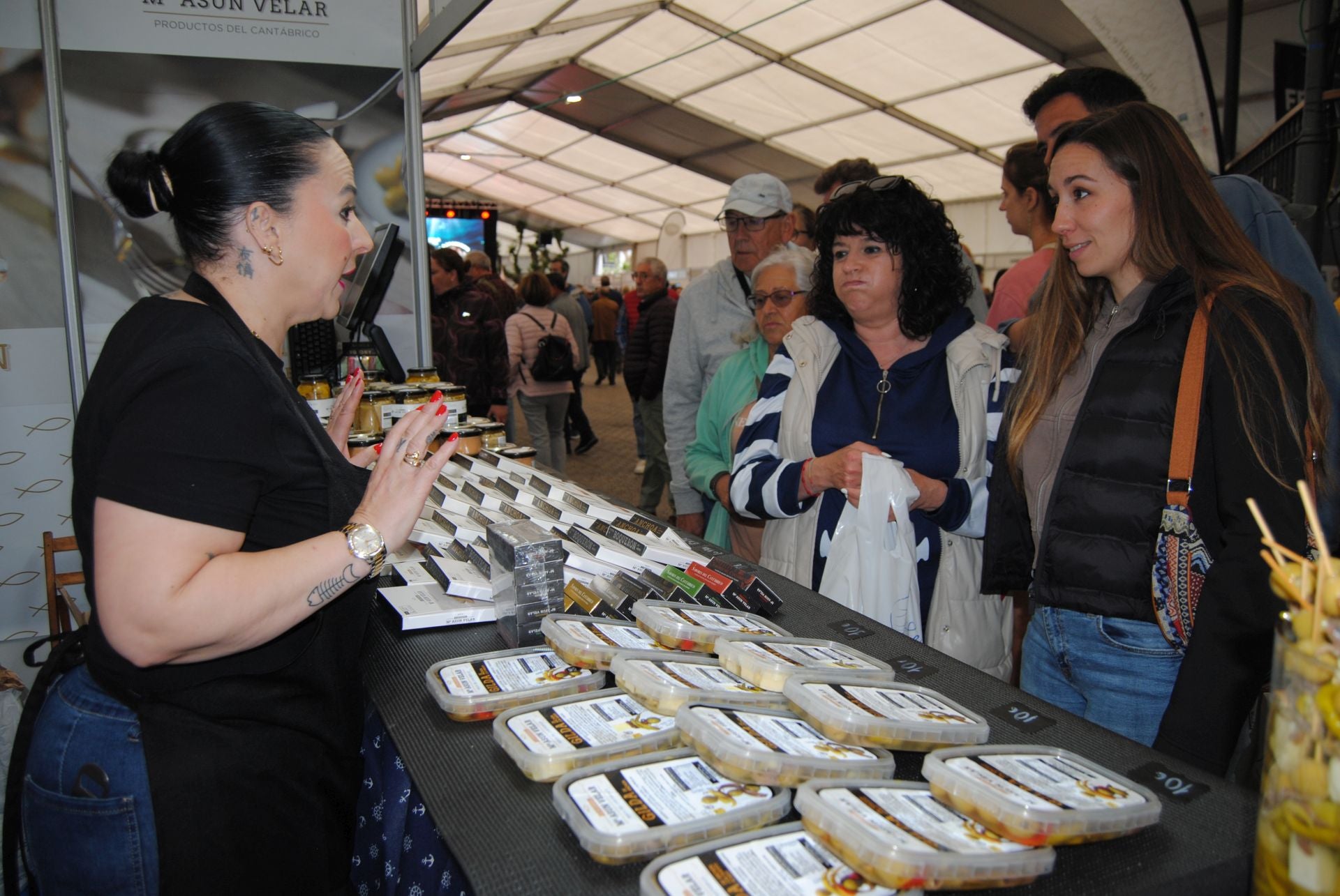 En Conservas María Asun Velar explican a los visitantes sus diferentes productos de anchoa. 