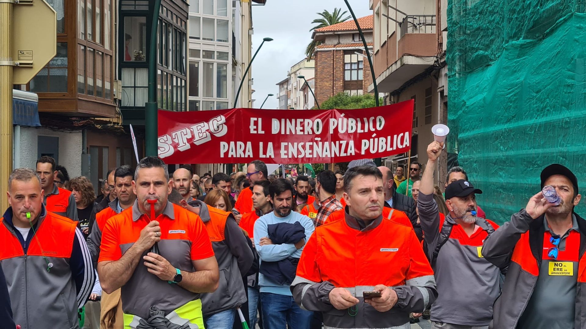 La delegación de la plantilla de Bridgestone marchó a la voz de «No sobra nadie; faltan soluciones». 