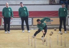 Manuel Domínguez birla para Borbolla con Jonathan García, David Cecín y Mario Borbolla al fondo.