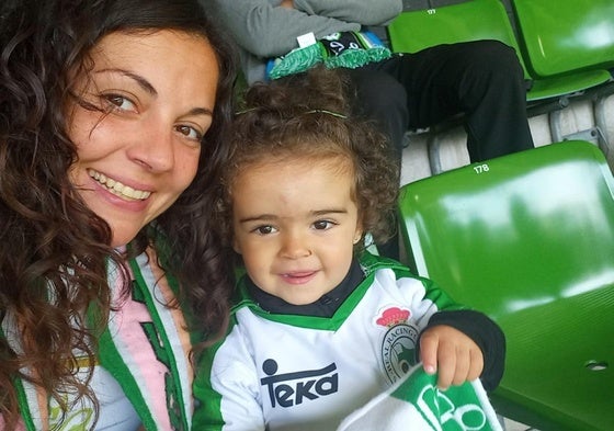 Natalia Serrano y su hija Lara, en un partido del Racing.