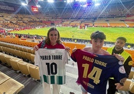 Paula Gómez y su hijo Nicolás sujetan las camisetas de Pablo Torre.