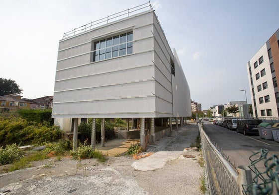 El edificio de la Tecnoteca de Torrelavega, a medio construir.