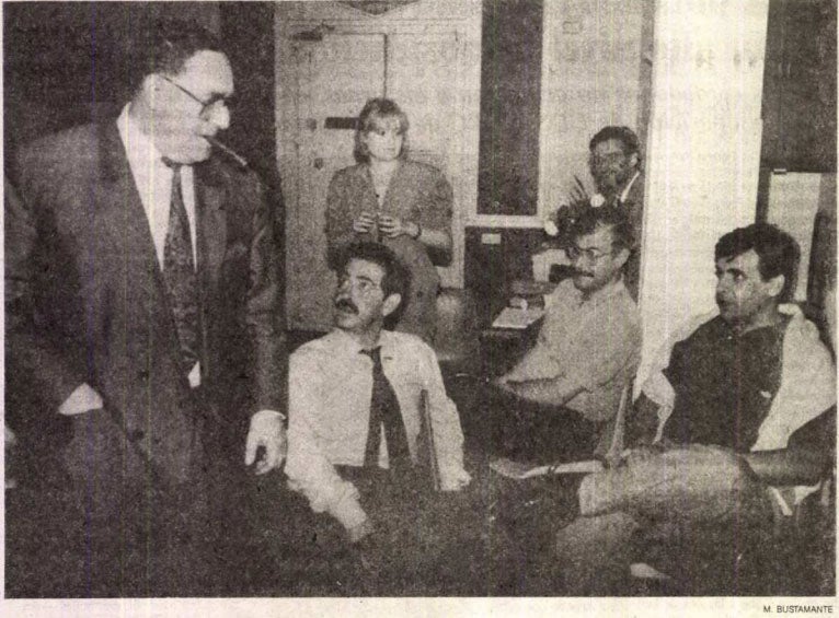 En 1990 junto a otros dirigentes regionalistas, entre ellos Rafael de la Sierra (sentado, con jersey sobre los hombros) y Manuel Rotella, en pie, con un puro.