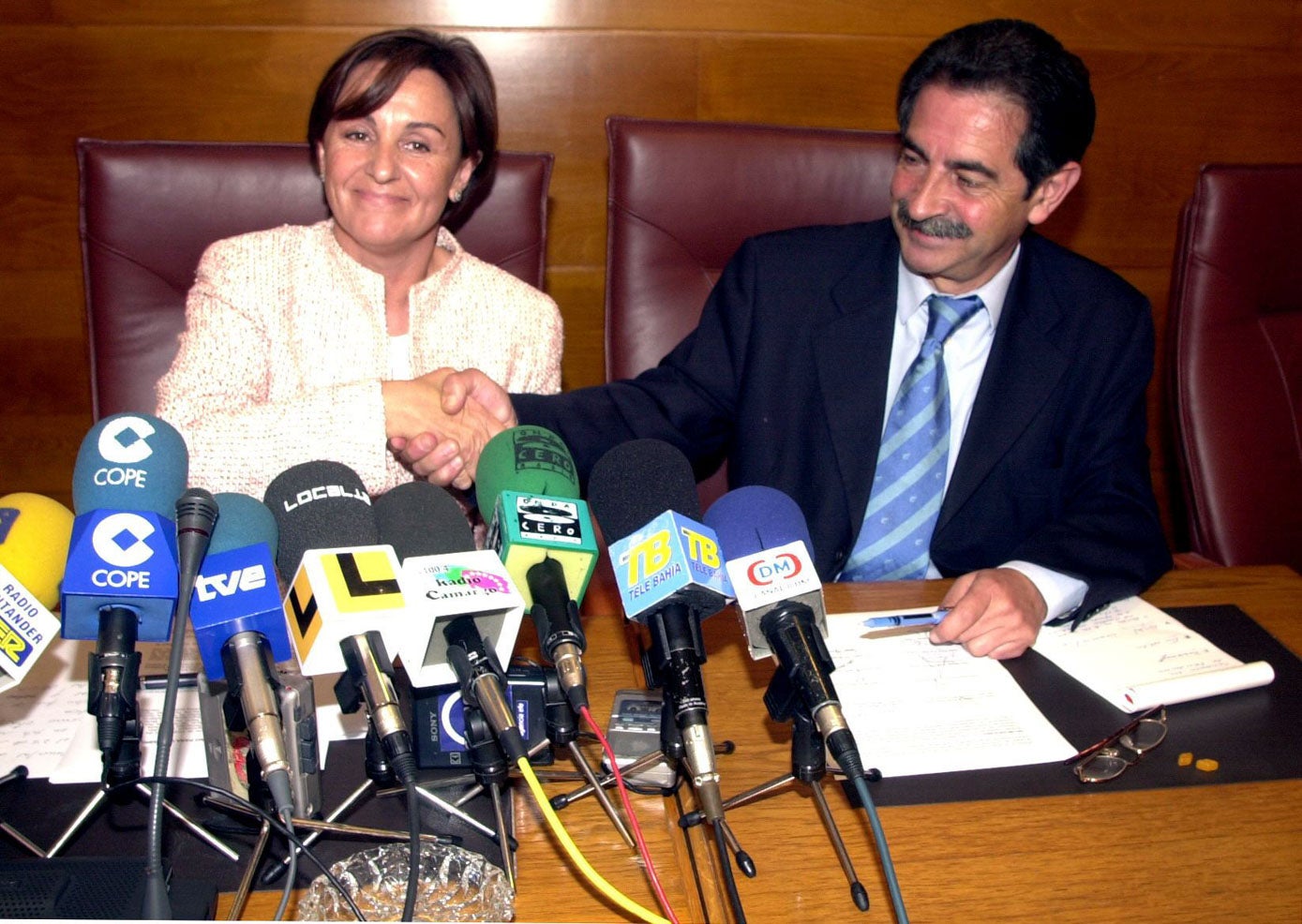 Con la socialista Lola Gorostiaga cuando PRC y PSOE acordaron repartirse el gobierno de coalición que le haría presidente de Cantabria 