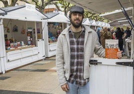 Uclés posa entre las casetas de la Feria de Torrelavega.