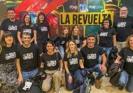 Los representantes de la Biblioteca Central posan durante su participación en el programa de TVE 'La Revuelta'.