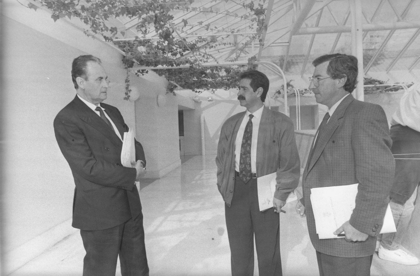 El dirigente del PRC, entre Manuel Pérez (PP) y Miguel Ángel Palacio (PSOE) en 1983.