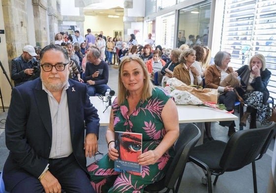 Miguel Rincón acompañó a Lourdes Verdeja en la presentación de su libro en la Sala Mauro Muriedas.