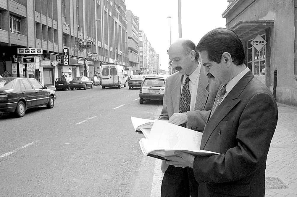 Como consejero de Obras Públicas, revisando un proyecto con el entonces director general José María Mazón. Corría 1998