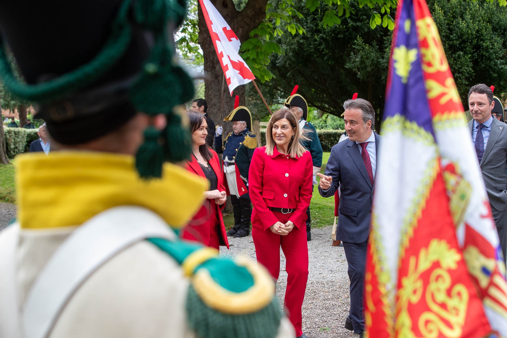 La presidenta del Gobierno y el alcalde de Camargo.