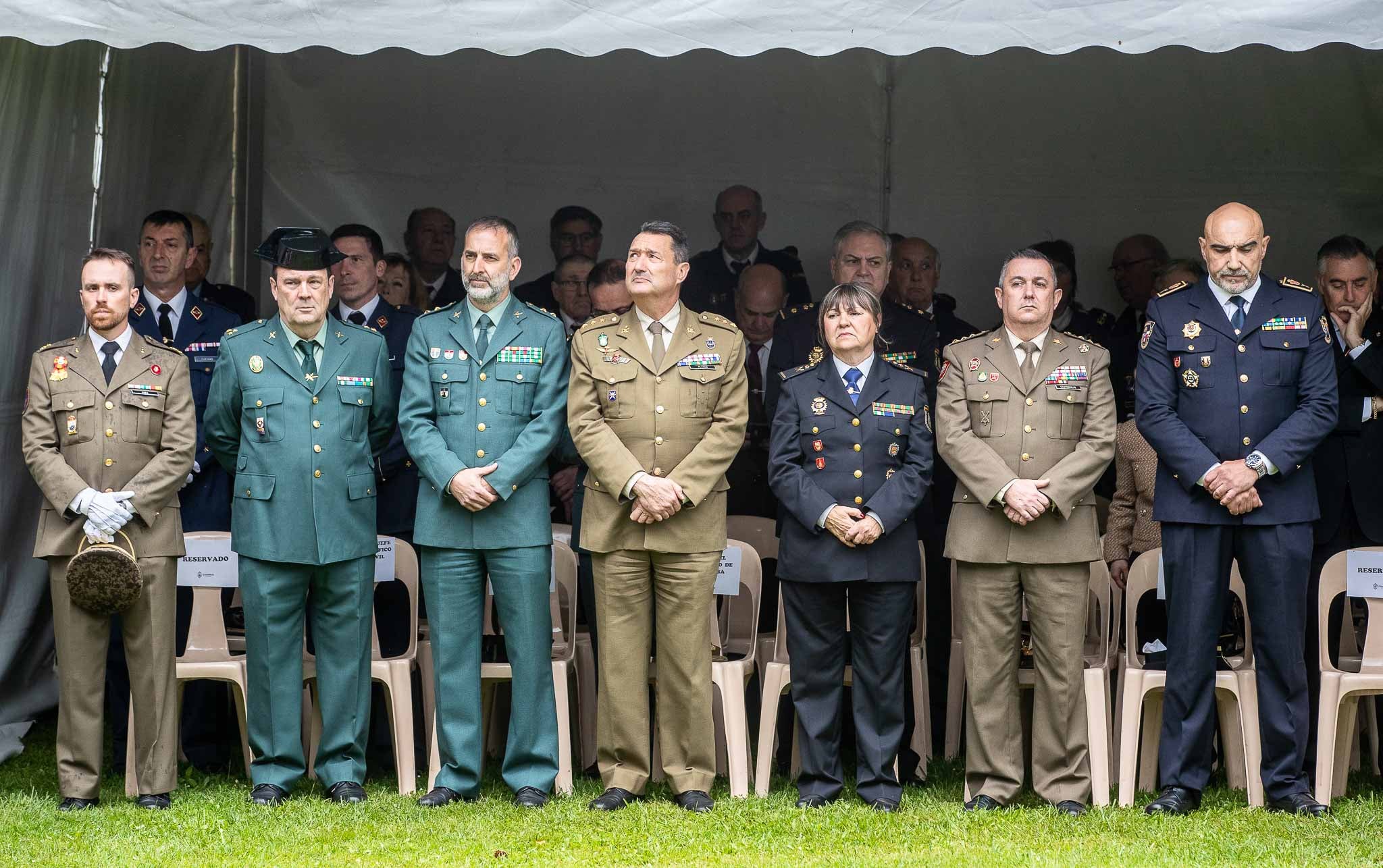 Altos mandos militares asisten al acto institucional.