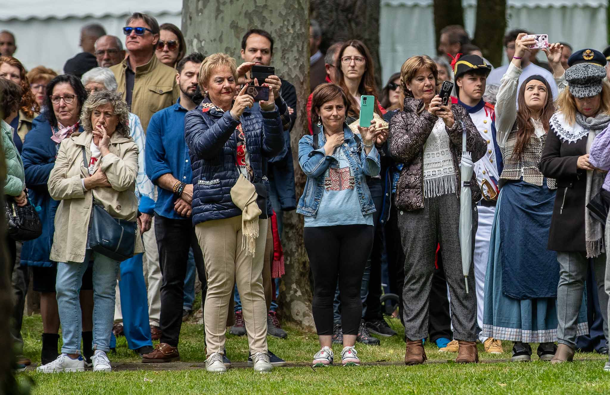El público asistente apunta con sus fotos a los protagonistas de las escenas militares.